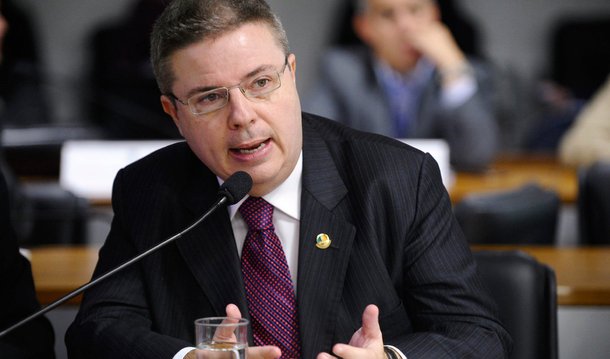 A senadora Gleisi Hoffmann (PT-PR) apresentou uma questão de ordem, com base no Código de Ética e Decoro Parlamentar, questionando a isenção e imparcialidade do senador tucano Antonio Anastasia; já a senadora Vanessa Graziotin (PcdoB-AM), que argumentou que o PSDB não poderia indicar a relatoria devido ao fato de o coordenador Jurídico Nacional do partido, Flávio Henrique Costa Pereira, ter subscrito o pedido de impeachment acatado por Cunha, além de ter atuação no pedido do PSDB junto ao TSE para impugnação da prestação de contas da presidenta Dilma Rousseff