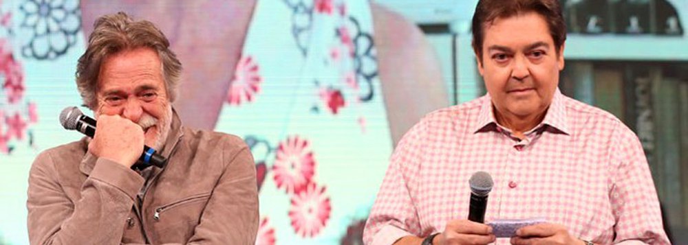 Fernando Brito, do Tijolaço, destaca que, ao narrar no Domingão do Faustão o episódio em que cuspiu em uma pessoa após ser xingado em um restaurante com sua mulher, o ator José de Abreu aproveitou o espaço para denunciar o golpe contra Dilma Rousseff: "Se todos que sabem deste óbvio falassem publicamente, o Brasil retomaria a esperança de que a vergonha pública cessaria no país. Inclusive os “globais” que, como registrou o próprio Zé de Abreu, escondem sua própria covardia alegando temor de represálias"