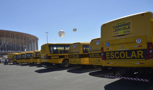 Empresas que prestam serviço de transporte escolar aos alunos da rede pública do Distrito Federal voltaram a paralisar as atividades a partir desta quinta-feira (1º), por tempo indeterminado. a categoria cobra o pagamento de repasses atrasados que somam R$ 40 milhões. a estimativa é de que até 60 mil crianças e adolescentes sejam prejudicados pela greve