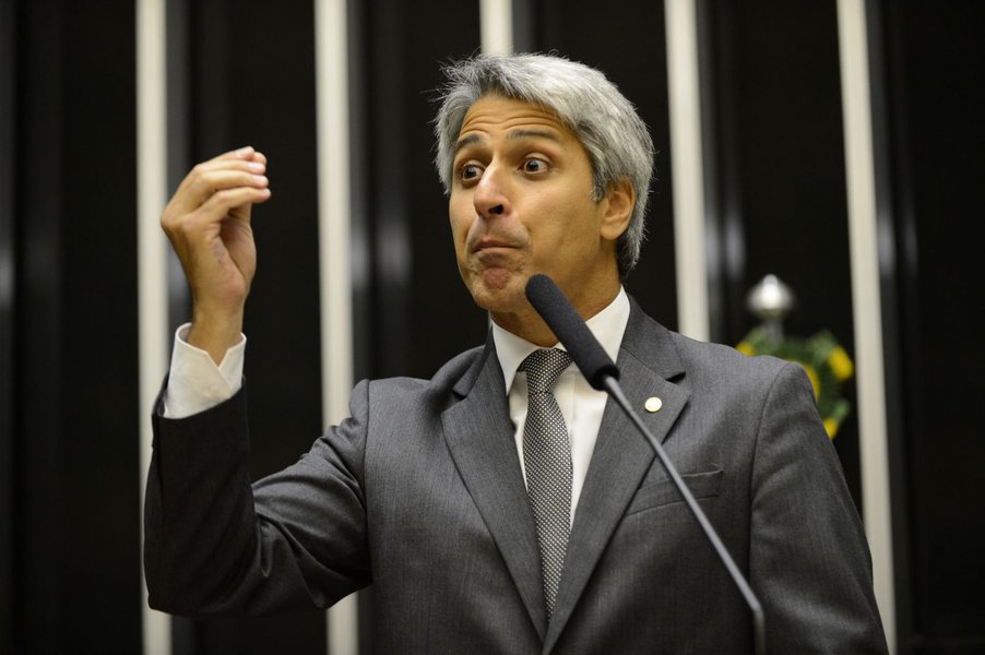 Os líderes do Psol, Chico Alencar (RJ), e da Rede Sustentabilidade, Alessandro Molon (RJ), se pronunciaram sobre a decisão do presidente da Câmara, Eduardo Cunha (PMDB-RJ), de autorizar a abertura de processo de impeachment da presidente Dilma; segundo o líderda Rede, a conduta de Cunha é "uma clara retaliação à perspectiva de derrota no Conselho de Ética"; "Espero que o Procurador-Geral da República acolha a nossa representação, que pede seu afastamento imediato, para livrar a República da lógica da chantagem e da ameaça"