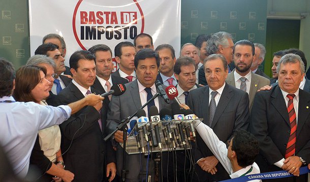 Parlamentares da oposição e dissidentes da base governista lançaram o movimento "Basta de Imposto", encabeçado por DEM, PPS, SD e PSDB; "Todos os nossos parlamentares votarão contra", assegurou o presidente nacional do DEM, senador José Agripino (RN), a respeito da volta do tributo; líder do DEM no Senado, Ronaldo Caiado (GO), protocolou uma PEC impedindo o aumento ou a criação de novos tributos por um período de quatro anos; ação é lançada dias depois da frente pró-impeachment