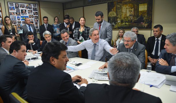 Depois de quatro dias de reunião com líderes dos partidos na Câmara dos Deputados, o presidente da Comissão Especial do Impeachment, Rogério Rosso (PSD-DF), conseguiu fechar acordo; foram mais duas horas de negociações para que todos, no final, assinassem um requerimento pelo qual a sessão desta tarde, marcada para as 15h, será a única oportunidade para que os 133 inscritos (incluindo integrantes e não membros da comissão e líderes partidários) se manifestem sobre o relatório de Jovair Arantes (PTB-GO), até, no máximo, às 3h da madrugada de sábado (9)
