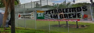 A greve dos trabalhadores da Petrobras reduziu em 25% a produção do petróleo extraído habitualmente pela companhia entre domingo e segunda-feira, segundo a Federação Única dos Petroleiros (FUP); "Nas primeiras 24 horas da nossa greve, nós paralisamos na Bacia de Campos algo em torno de 450 mil barris de petróleo, que somados ao resto do país, devem chegar próximo a meio milhão de barris de petróleo", disse o coordenador-geral da FUP, José Maria Rangel; Petrobras disse estar avaliando o impacto das paralisações e que está tomando medidas para manter a produção e o abastecimento