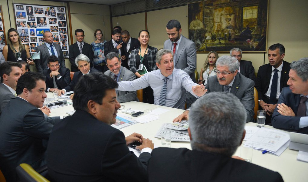 Depois de quatro dias de reunião com líderes dos partidos na Câmara dos Deputados, o presidente da Comissão Especial do Impeachment, Rogério Rosso (PSD-DF), conseguiu fechar acordo; foram mais duas horas de negociações para que todos, no final, assinassem um requerimento pelo qual a sessão desta tarde, marcada para as 15h, será a única oportunidade para que os 133 inscritos (incluindo integrantes e não membros da comissão e líderes partidários) se manifestem sobre o relatório de Jovair Arantes (PTB-GO), até, no máximo, às 3h da madrugada de sábado (9)