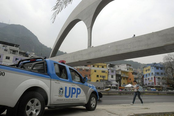 Coordenadora do Centro de Estudos de Segurança e Cidadania (Cesec) da Universidade Cândido Mendes, a cientista social Silvia Ramos é uma das mais respeitadas especialistas em segurança pública do Rio de Janeiro; ex-coordenadora do programa UPP Social, ela avalia como positiva a criação das UPPs, sete anos atrás, por ter trazido o conceito de polícia de proximidade à política de segurança do Rio; entretanto, Silvia diz que a política de pacificação está em risco; "Os policiais das UPPs estão passando a adotar as piores práticas dos batalhões tradicionais da Polícia Militar (PM), como o confronto armado com os criminosos, a execução de suspeitos e a adulteração de cenas de crimes", afirma