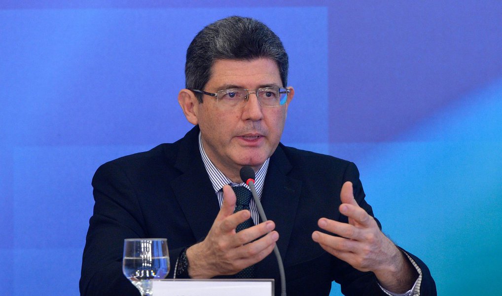 Ministro da Fazenda, Joaquim Levy, disse nesta segunda-feira (21) que o envio da proposta do governo para a reforma do PIS e da Contribuição para Financiamento da Seguridade Social (Cofins), que deve aumentar a arrecadação do governo em R$ 50 bilhões, pode ser antecipada; reforma do PIS Cofins tem capacidade de ajudar o crescimento "e é particularmente importante para criar ambiente positivo assim que a gente superar a discussão do orçamento"; proposta de recriação da CPMF deve ser encaminhada ainda nesta segunda ao Congresso; “CPMF é uma decisão de governo, do Palácio. Não adianta eu me posicionar sobre isso", afirmou