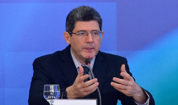 Ministro da Fazenda, Joaquim Levy, disse nesta segunda-feira (21) que o envio da proposta do governo para a reforma do PIS e da Contribuição para Financiamento da Seguridade Social (Cofins), que deve aumentar a arrecadação do governo em R$ 50 bilhões, pode ser antecipada; reforma do PIS Cofins tem capacidade de ajudar o crescimento "e é particularmente importante para criar ambiente positivo assim que a gente superar a discussão do orçamento"; proposta de recriação da CPMF deve ser encaminhada ainda nesta segunda ao Congresso; “CPMF é uma decisão de governo, do Palácio. Não adianta eu me posicionar sobre isso", afirmou