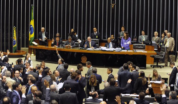 O plenário da Câmara derrubou nesta quarta (9) decisão do Senado que vedava o financiamento privado das campanhas políticas; com isso, a tendência é a da manutenção da possibilidade de as empresas doarem recursos para os partidos políticos, que ficarão com a tarefa de repassar os valores aos candidatos; após a conclusão da votação, o projeto segue para a sanção ou veto da presidente Dilma Rousseff