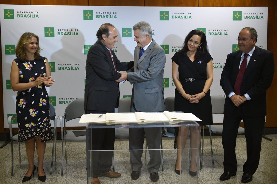 O governo do Distrito Federal e o Banco Interamericano de Desenvolvimento (BID) firmaram um empréstimo de US$ 31,9 milhões, a ser pago em até 20 anos, com o objetivo de modernizar a gestão fiscal para o executivo enfrentar a crise financeira e elevar a arrecadação do em 2016; o recurso será destinado ao aperfeiçoamento de sistemas de controle de arrecadação tributária, medida que minimizará a sonegação em Brasília; a contrapartida do DF é de US$ 4,7 milhões, o que totaliza US$ 36,7 milhões de investimentos