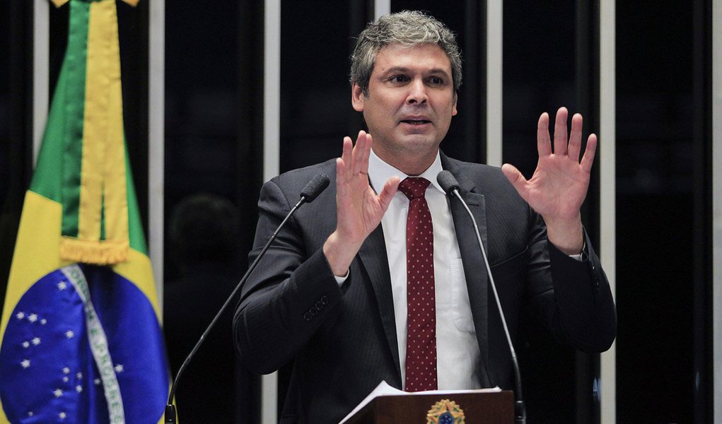 O senador Lindbergh Farias (PT-RJ) associou o movimento político pelo impeachment da presidente Dilma com o que chamou de “acordão de cúpula” destinado a abafar as investigações em curso contra a corrupção; o parlamentar reconheceu a dimensão das manifestações contra o governo do PT, mas disse a elevada rejeição atinge a todos os políticos e líderes da oposição, como o senador Aécio Neves e o governador de São Paulo, Geraldo Alckmin, ambos do PSDB que foram hostilizados nas ruas; "Eu quero chamar a atenção do povo brasileiro, em especial dos mais pobres, dos trabalhadores, para entenderem qual a causa de todo esse movimento. Eu não tenho dúvidas em afirmar que esse movimento tem como objetivo claro a retirada de direitos conquistados no último período"
