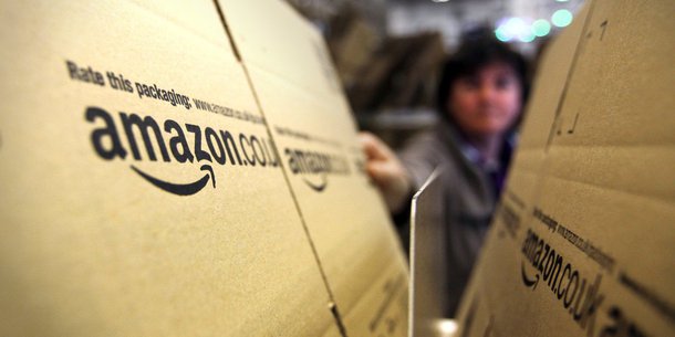 A Amazon, maior varejista online nos EUA, moveu uma ação judicial no estado de Washington contra 114 mil pessoas, que foram identificadas como “avaliadoras fraudulentas” de produtos e serviços, para beneficiar as empresas que as contratam; elas cobram preços tão baixos como US$ 5 por avaliação; A Amazon não é a única empresa afetada por esse tipo de fraude; as avaliações de restaurantes no site da Yelp e de hotéis no site da TripAdvisor também foram contaminadas por avaliadores sob encomenda; hoje, cerca de 45% dos consumidores americanos só tomam decisões de compra depois de ler avaliações