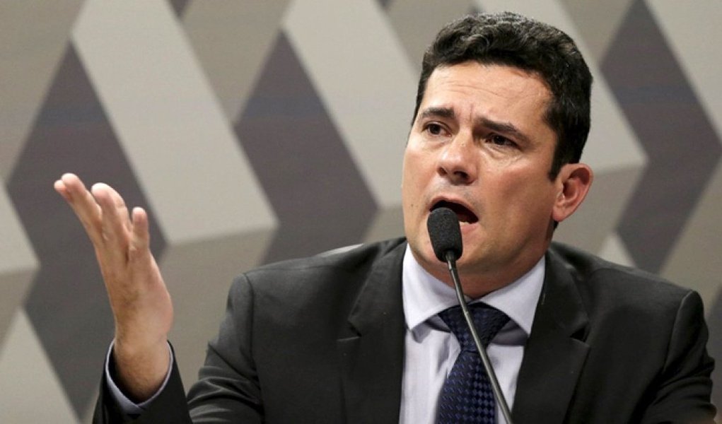 O juiz Sérgio Moro, da Lava Jato, avalia que a decisão do Supremo Tribunal Federal, permitindo a prisão para execução da pena após julgamento condenatório em segunda instância, "abrange todos os casos criminais, desde os crimes de sangue, aos crimes de organizações criminosas e aos crimes de colarinho branco"; "É evidente, porém, que, como, em regra, o acesso aos Tribunais Superiores ainda é difícil para pessoas sem elevado poder aquisitivo, o maior impacto da decisão recairá sobre agentes de organizações criminosas ou sobre responsáveis por crimes de colarinho branco", diz; para o magistrado, "o sistema de recursos infinitos é uma patologia brasileira”; ele nega que a presunção de inocência será violada