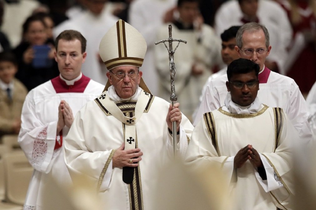 O Papa Francisco fez neste domingo um apelo pela paz no Natal em um mundo lacerado pela guerra e pelo terrorismo, pedindo às pessoas que se lembrem dos migrantes, dos refugiados e daqueles afetados pela instabilidade econômica causada pela "idolatria do dinheiro"; Francisco, na quarta temporada natalina desde sua escolha como papa, em 2013, também pediu que os Palestinos e Israelenses, enfrentando tensões renovadas após uma resolução das Nações Unidas condenando os assentamentos israelenses em território ocupado, tenham a coragem de colocar o ódio e a vingança de lado e "escrevam uma nova página da história"