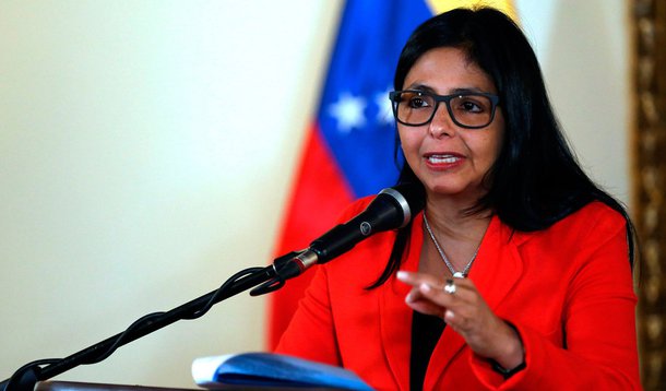 Ministra das Relações Exteriores da Venezuela, Delcy Rodriguez, usou sua conta pessoal no Twitter para negar que o país tenha sido suspenso do Mercosul pelos demais estados-membros (Brasil, Argentina, Paraguai e Uruguai); país teria sido suspenso por descumprir compromissos assumidos quando se incorporou ao bloco, em 2012; "Essa notificação não existe", escreveu; ministra afirmou, ainda, que a suposta decisão foi um "ato irritante" que a Venezuela não reconhece e que é iniciativa de "algumas pessoas que estão destruindo o Mercosul"