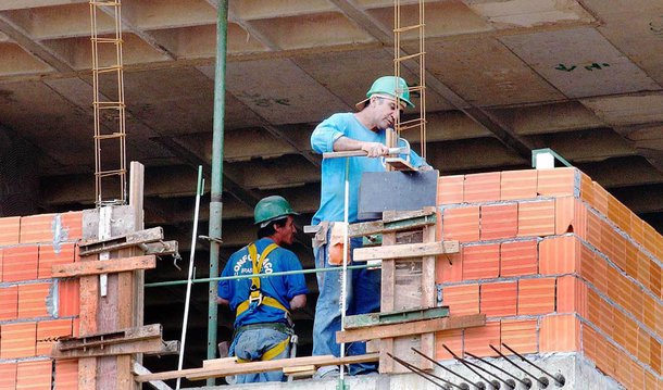 Segundo o Cadastro Geral de Empregados e Desempregados (Caged), divulgado pelo Ministério do Trabalho nesta sexta-feira 20, houve recuo no emprego em todos os setores no último mês, com destaque para a construção civil (-49.930), indústria de transformação (-48.444) e serviços (-46.246)