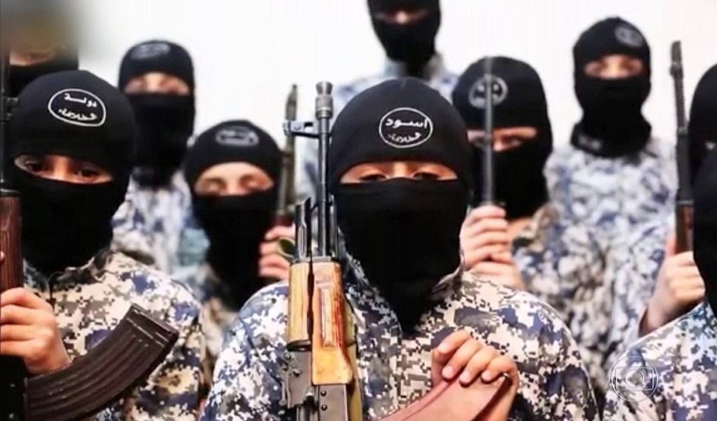 Organização terrorista Estado Islâmico criou um aplicativo infantil para o sistema Android; programa voltado para as crianças do califado dá a possibilidade de aprender o alfabeto árabe, mas com peculiaridades como, por exemplo, a letra árabe D corresponde a uma imagem de um tanque, ou "dababa" em árabe; "S" é para "shahrukh" – foguete; existe temor de que tecnologia possa ser usada para divulgar informação sobre o Estado Islâmico entre as crianças fora da zona de influência dos terroristas, por exemplo, em Roma ou Londres.