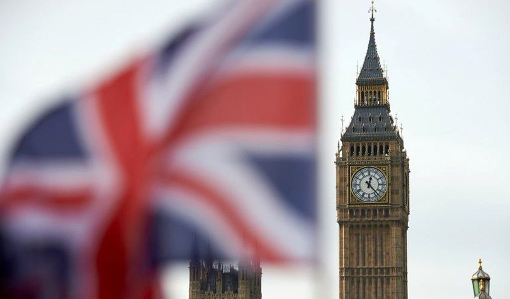 Suprema Corte do Reino Unido decidiu nesta terça-feira que a primeira-ministra britânica, Theresa May, precisa de aprovação do Parlamento antes dar início oficialmente ao processo de saída do Reino Unido da União Europeia; mais alta instância judicial britânica rejeitou o argumento do governo de que May poderia simplesmente usar seu poder executivo, conhecido como "prerrogativa real", para invocar o Artigo 50 do Tratado de Lisboa da UE e iniciar dois anos de negociações para a saída do Reino Unido do bloco