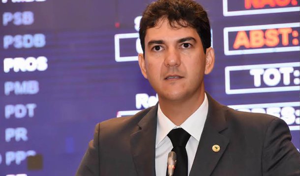 O deputado estadual Eduardo Braide (PMN) anunciou, nesta quarta-feira (6), sua pré-candidatura a prefeito de São Luís, mesmo sem ter aparecido em pesquisa de intenção de votos a seis meses do pleito; o parlamentar é o quarto deputado estadual a aparecer como pré-candidato em São Luís; Bira do Pindaré (PSB), André Murad (PMDB) e Neto Evangelista (PSDB) também aparecem como pré-candidatos
