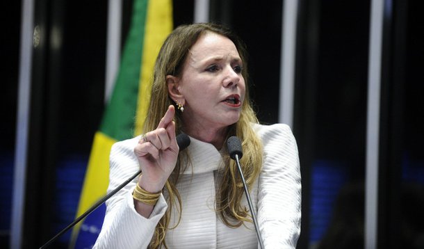 "O golpe é um pretexto para que se restabeleçam as políticas de apartheid social, tão bem escritas no documento: 'A ponte para o futuro', que chamamos de 'Túnel para o passado' é uma versão contemporânea do 'Ame-o ou deixe-o' (slogan da ditadura)", disse a senadora Vanessa Grazziotin (PCdoB-AM) na tribunal da votação do impeachment