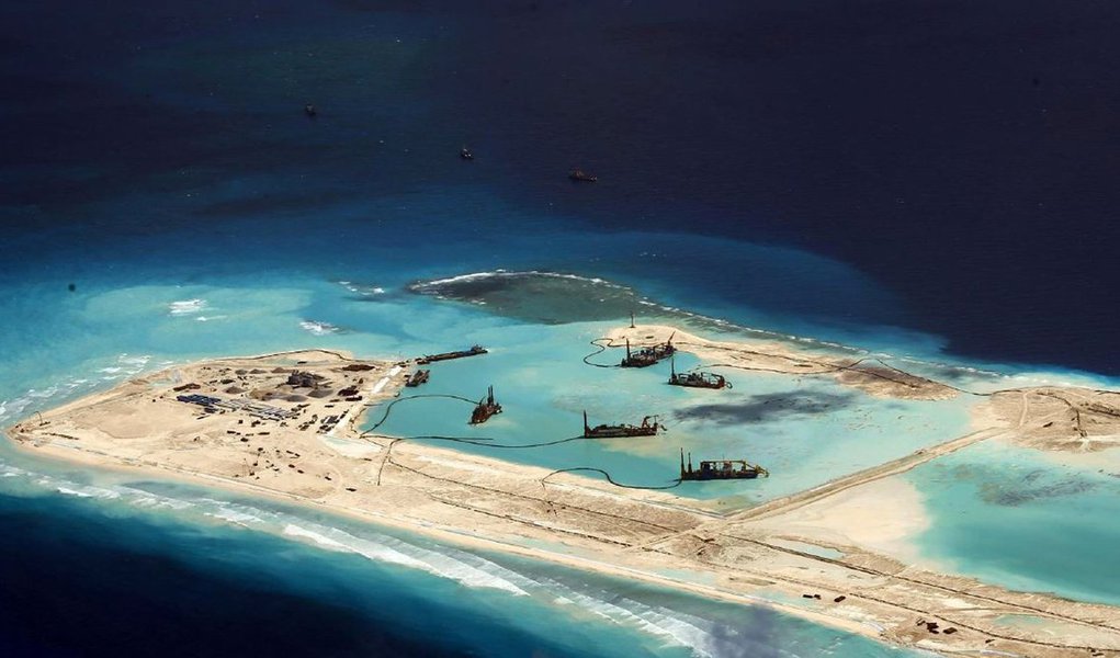 China colocou aviões de combate J-11 e JH-7 em uma das ilhas disputadas do Mar do Sul da China, o que pode aumentar a tensão regional; arquipélago Paracels também é disputado por Taiwan e Vietnã; trata-se do mesmo território onde uma embarcação militar norte-americana navegou no final de janeiro, em uma ação classificada por Pequim como "provocação deliberada". A China insiste que tem direitos de soberania sobre a quase totalidade do Mar do Sul da China, por onde  qual passa um terço do petróleo negociado internacionalmente