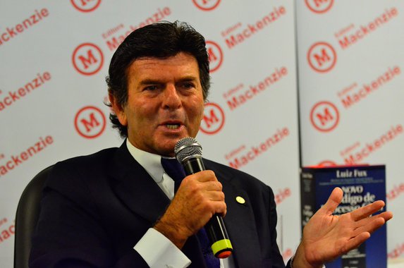 Em declaração à imprensa durante a 17ª Bienal do Livro no Rio, pouco antes do lançamento de seu livro Novo Código de Processo Civil Temático, o ministro do Supremo Tribunal Federal Luiz Fux disse acreditar que a maioria da sociedade brasileira é contra a descriminalização do uso da maconha, assunto que está sendo julgado pela Corte; "Esse tema encerra um desacordo moral bastante expressivo na sociedade. Entendo que haja uma parcela maior da sociedade contrária à descriminalização. Então, o Supremo pode vir, ou não, a adotar uma solução contramajoritária, contra a vontade social", disse