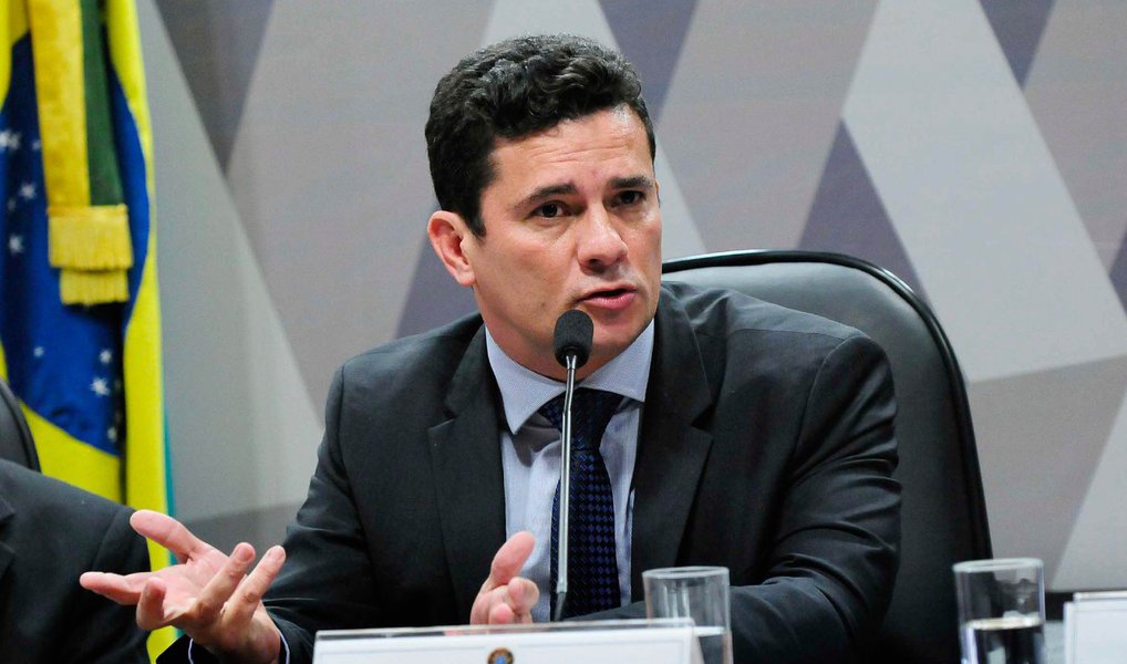 Os ministros da segunda turma do Supremo Tribunal Federal negaram, por maioria, recurso da Procuradoria Geral da República para tentar devolver ao juiz Sergio Moro, da 13ª Vara Federal de Curitiba, as investigações e a ação penal relativa a fraudes e corrupção na estatal Eletronuclear; assim o caso permanece com a Justiça do Rio de Janeiro, onde já tramita uma ação penal movida pelo Ministério Público Federal