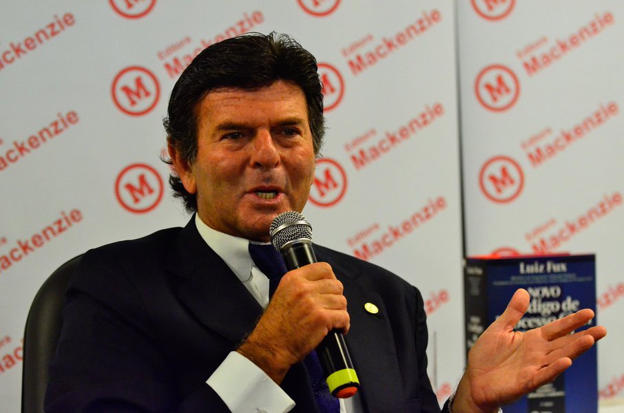 Em declaração à imprensa durante a 17ª Bienal do Livro no Rio, pouco antes do lançamento de seu livro Novo Código de Processo Civil Temático, o ministro do Supremo Tribunal Federal Luiz Fux disse acreditar que a maioria da sociedade brasileira é contra a descriminalização do uso da maconha, assunto que está sendo julgado pela Corte; "Esse tema encerra um desacordo moral bastante expressivo na sociedade. Entendo que haja uma parcela maior da sociedade contrária à descriminalização. Então, o Supremo pode vir, ou não, a adotar uma solução contramajoritária, contra a vontade social", disse