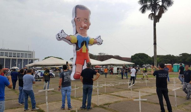 O silêncio foi rompido. Carros de som, shows, comícios com discursos inflamados contra o golpe, contra a corrupção, contra a hipocrisia, contra Temer e sua turma, contra o governador Rodrigo Rollemberg