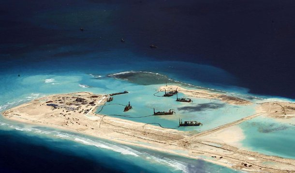 China colocou aviões de combate J-11 e JH-7 em uma das ilhas disputadas do Mar do Sul da China, o que pode aumentar a tensão regional; arquipélago Paracels também é disputado por Taiwan e Vietnã; trata-se do mesmo território onde uma embarcação militar norte-americana navegou no final de janeiro, em uma ação classificada por Pequim como "provocação deliberada". A China insiste que tem direitos de soberania sobre a quase totalidade do Mar do Sul da China, por onde  qual passa um terço do petróleo negociado internacionalmente