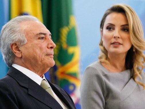 Segundo o colunista Lauro Jardim, do jornal O Globo, "Michel Temer proibiu Marcela de dar entrevistas — o que ainda não ocorreu desde que ele assumiu o cargo"; "Por enquanto, qualquer declaração dela será por meio de assessores", informa o jornalista; a notícia vem pouco depois de uma capa da revista Veja que anuncia uma "agenda nacional" da primeira-dama, que começaria a ser cumprida em janeiro
