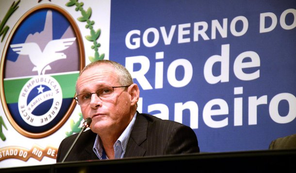 O secretário de segurança pública do Rio, José Mariano Beltrame, afirmou que as mortes dos policiais provocadas por tortura deveriam causar comoção na sociedade e não só na polícia; o dirigente comparou execuções registradas recentemente no Rio de Janeiro, como a do soldado Neandro Santos Oliveira, morto no Complexo Chapadão, com as cenas de ameaça e morte por grupos insurgentes do Oriente Médio; "Eu gostaria que a sociedade visse isso com indignação e tristeza. Parece que é o trabalho dele; que ele é policial e ele tem que morrer"