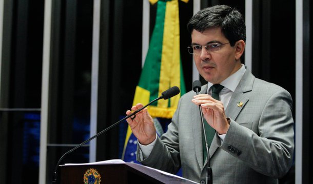 “Não chancelarei com meu voto a continuação da crise que vivemos e o retorno ao poder das velhas e carcomidas elites políticas”, disse o senador Randolfe Rodrigues, líder da Rede; o senador mostrou a dupla rejeição popular que sofrem Dilma e seu sucessor temporário, o vice Michel Temer, e apontou a consulta popular como a solução para a crise: “A opinião aferida nas ruas indica que o povo brasileiro não quer a continuação do Governo Dilma, mas também não aprova a instauração do Governo Temer, que tem igual responsabilidade pela crise que hoje vivemos. A mesma pesquisa indica que o povo quer o direito de decidir. A melhor alternativa seria realizarmos novas eleições presidenciais ainda neste ano”