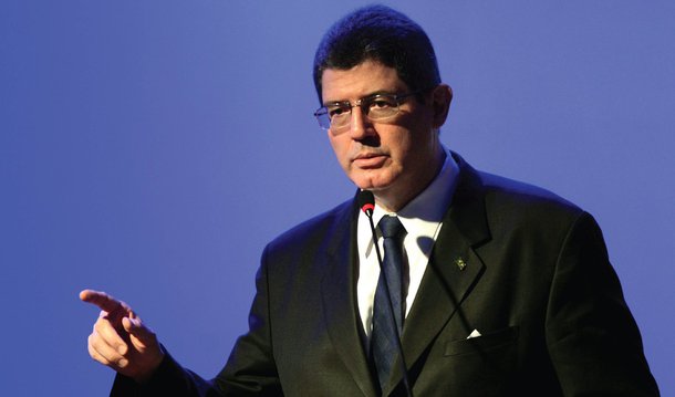 O ministro da Fazenda Joaquim Levy surpreendeu os integrantes do Conselho Monetário Nacional ao se despedir de todos na última reunião do ano e informar que não estará presente no próximo encontro, que ocorrerá no final de janeiro; a despedida soou como um espécie de saída do governo; tal fato é esperado uma vez que ele divergiu do governo na definição da meta fiscal de 2016; ele era contra a redução, que acabou sendo aprovada, de 0,7% para 0,5% do Produto Interno Bruto
