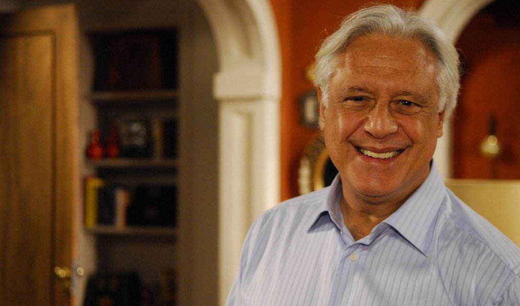 O ator Antonio Fagundes, um dos nomes mais importantes do teatro brasileiro, concedeu entrevista exclusiva ao jornalista Alex Solnik, em que se disse estarrecido com o atual quadro político; em relação a eventual impeachment, ele pregou cautela; "Eu tenho um pouco de medo. O impeachment é uma figura de Direito que está na constituição, mas é uma coisa muito forte. Eu acho que a gente não deveria vulgarizar essa figura", disse ele; sobre Eduardo Cunha, ele o comparou a Ricardo III, pela falta absoluta de grandiosidade; “Você vê de repente a oposição namorando com esse cara! O governo namorando com esse cara! E quem está pedalando agora é ele”; segundo ele, "a m... toda começou com o PMDB"