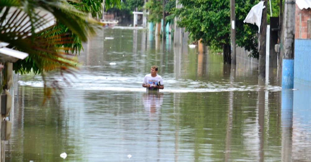 Cerca de 280 pessoas continuam desabrigadas em São Gonçalo, na região metropolitana do Rio de Janeiro, devido às fortes chuvas que caíram entre a noite de quarta-feira (23) e a madrugada desta quinta-feira (24); de acordo com o secretário municipal de Defesa Civil, coronel Adilson Alves, elas ainda não puderam retornar às suas casas no bairro das Palmeiras, porque a área está alagada