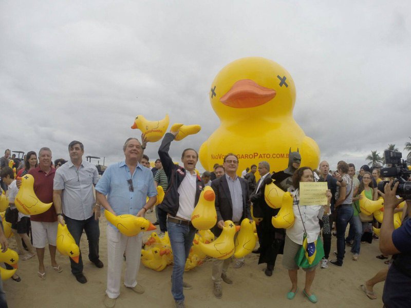 O evento aconteceu na Praia de Copacabana, onde as federações das indústrias colocaram um pato inflável de 12 metros, símbolo da campanha, e istribuíram 2.000 patinhos aos participantes; "Vamos andar com este pato pelo Brasil todo", disse o presidente da Fiesp, Paulo Skaf; "Para envolver toda a sociedade nesta campanha, que tem o significado de 'para, chega de gastança'"