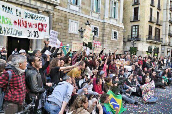 O coletivo Amigos de la Democracia en Brasil, na Espanha, organiza um ato em defesa do Estado de Direito e contra o impeachment da presidente Dilma; a manifestação vai ocorrer no próximo domingo (17), na cidade de Barcelona, no mesmo dia da votação do impeachment na Câmara dos Deputados; no final de março, as manifestações ocorreram em cidades como Nova York (EUA), Santiago (Chile), Paris (França) e Berlim (Alemanha)