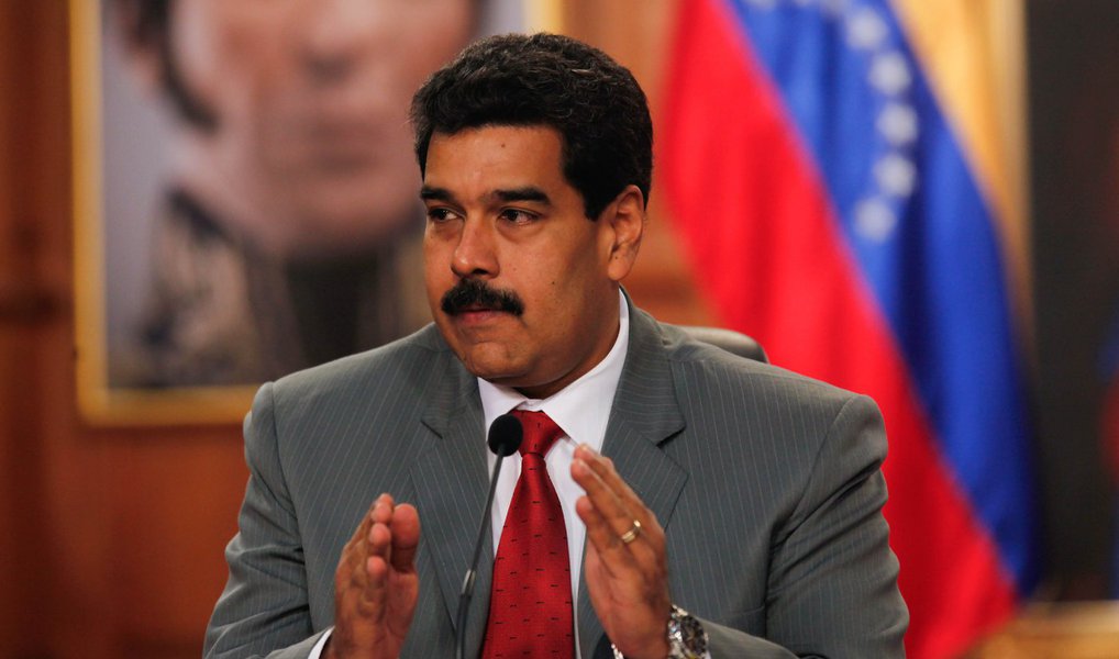 A oposição venezuelana iniciou uma para destituir o presidente Nicolás Maduro, prometendo manifestações e pressão por um referendo e emenda constitucional para acabar com o mandato do presidente;  "A mudança está vindo e ninguém pode pará-la", disse o líder da coalizão Unidade Democrática, Jesus Torrealba, segundo ele,mais de duas dúzias de partidos decidiram por unanimidade ativar "todos os mecanismos pela mudança" na Constituição venezuelana em busca de um "governo de unidade nacional"