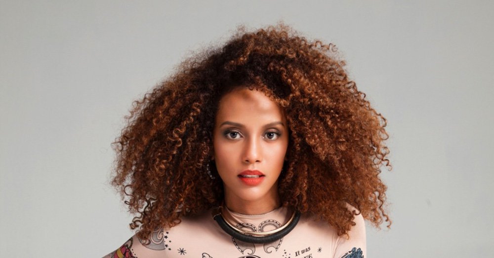 Policiais civis fazem uma operação em sete estados com o objetivo de prender um grupo responsável por ataques racistas na internet direcionados à atriz Taís Araújo; agentes cumprem quatro mandados de prisão e 11 de busca e apreensão; investigações apontaram que os ataques racistas foram premeditados; houve detenções em Porto Alegre (RS), Brumado (BA) e Jandira (SP); atriz sofreu ataques nas redes em outubro do ano passado