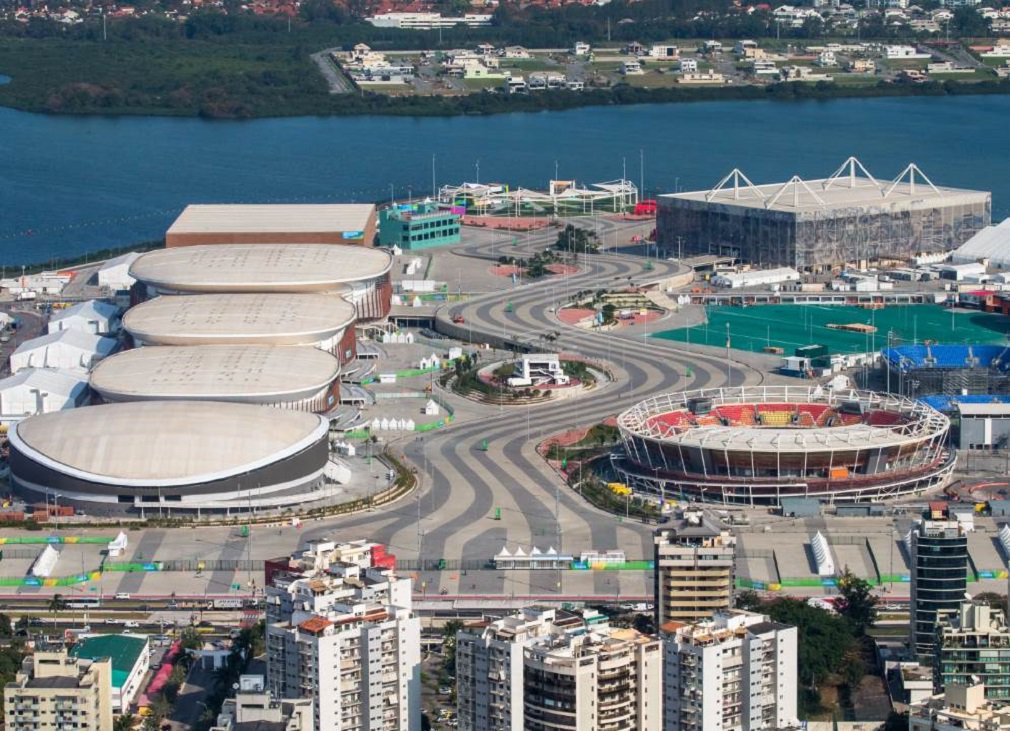 A prefeitura do Rio transferiu nesta sexta-feira a gestão das arenas esportivas do Parque Olímpico da Barra, na zona oeste da cidade, para o governo federal; pelo acordo de cessão, o Ministério do Esporte passa a ser responsável pelas Arenas Cariocas 1 e 2, o Centro Olímpico de Tênis e o Velódromo; a pasta também vai custear a desmontagem do Estádio Aquático; a Arena Carioca 3 continuará sendo administrada pela prefeitura do Rio, que pretende transformá-la em uma escola de ensino integral