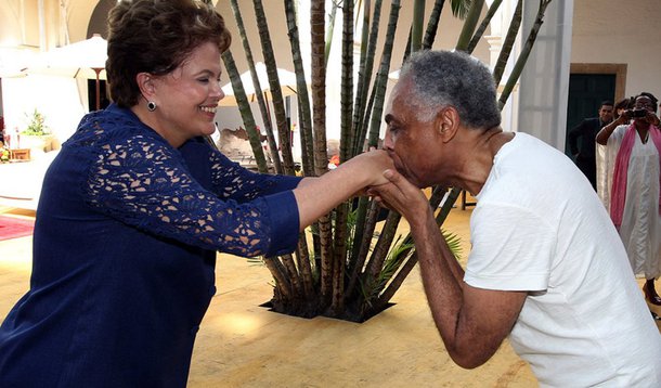 Segundo o cantor, compositor e ex-ministro da Cultura Gilberto Gil, neste momento, se vê no Brasil um exemplo de uma “aventura, um delírio político tentando legitimar uma aventura jurídica com o pedido de impeachment da presidente”: “É uma coisa que está ficando cada vez mais clara e espero que fique suficientemente clara para a sociedade brasileira, no sentido que a sociedade brasileira tenha a capacidade de se manifestar definitivamente contra essa tentativa de impedimento da presidente”