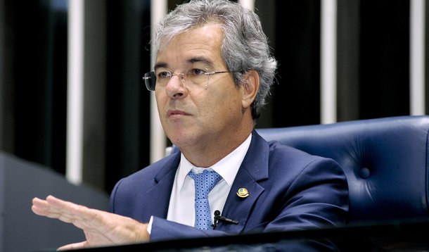 "Numa conjuntura política que se modifica a cada 24 horas, a posse de Jorge Viana (PT-AC) na presidência do Senado abre uma oportunidade inesperada às forças que resistem ao programa de desmanche do Estado brasileiro elaborado pela dupla Temer-Meirelles", escreve Paulo Moreira Leite; "Numa instituição onde a presidência dispõe de poderes absolutos, inclusive de pautar os assuntos em votação, Viana é um político experimentado, adversário público da PEC 55 e da Reforma da Previdência. Conhecido pelo espírito moderado e pelo comportamento de quem preza uma boa negociação", o senador deve assumir, a depender da decisão do Supremo nesta quarta-feira 7, "com duas alternativas: administrar o projeto do adversário ou encontrar caminhos para ser coerente com a própria história"