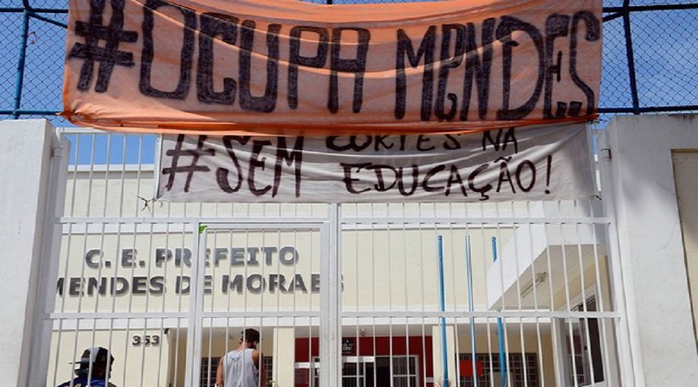 No estado do Rio de Janeiro, pelo menos 17 unidades de instituições federais, entre escolas e campi universitários, estão ocupadas por estudantes; eles protestam contra a Proposta de Emenda à Constituição 241, que cria um teto para os gastos públicos pelos próximos 20 anos e a reforma do ensino médio; Ministério da Educação deu prazo até essa segunda-feira para a desocupação dos locais de prova do Enem; caso isso não fosse feito, o exame seria cancelado nessas localidades; pasta divulgará na tarde de hoje se haverá necessidade ou não do cancelamento do exame e em quais locais