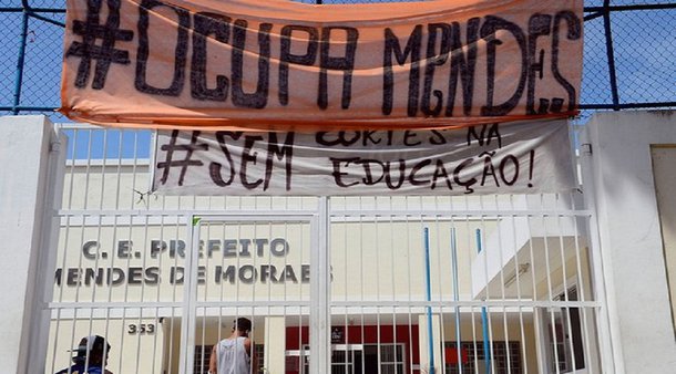 No estado do Rio de Janeiro, pelo menos 17 unidades de instituições federais, entre escolas e campi universitários, estão ocupadas por estudantes; eles protestam contra a Proposta de Emenda à Constituição 241, que cria um teto para os gastos públicos pelos próximos 20 anos e a reforma do ensino médio; Ministério da Educação deu prazo até essa segunda-feira para a desocupação dos locais de prova do Enem; caso isso não fosse feito, o exame seria cancelado nessas localidades; pasta divulgará na tarde de hoje se haverá necessidade ou não do cancelamento do exame e em quais locais