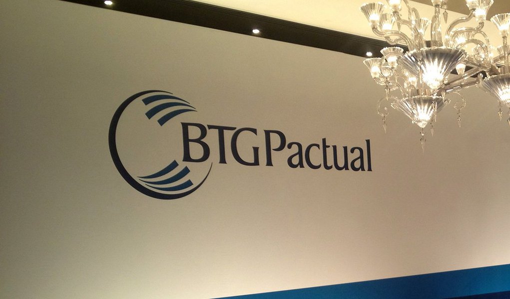 Banco BTG Pactual informou, por meio de carta do presidente do conselho do grupo financeiro, Pérsio Arida, que possui liquidez confortável, mas que irá continuar buscando  oportunidades para a venda de ativos; conforto surgiu após o BTG conseguir acesso a uma linha de até R$ 6 bilhões do Fundo Garantidor de Créditos (FGC) que aliviou o caixa da insstituição que tem sofrido forte volume de resgates desde a semana passada, quando o ex-presidente do BTG, andré Esteves, foi preso pela Operação Lava Jato
