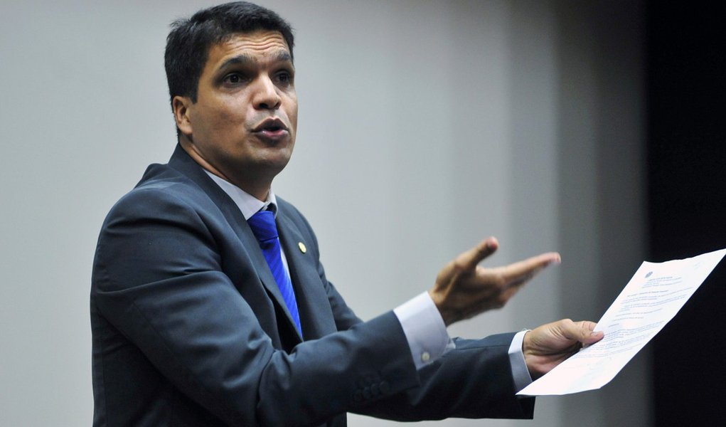 "Presidente Michel Temer, assim manda dizer o Senhor para ti: abandone a maçonaria, abandone o satanismo e vem correndo para Deus, vem correndo para Jesus Cristo. Arrependa-se dos seus pecados", discursou no plenário da Câmara o deputado Cabo Daciolo (PTdoB-RJ); confira o vídeo