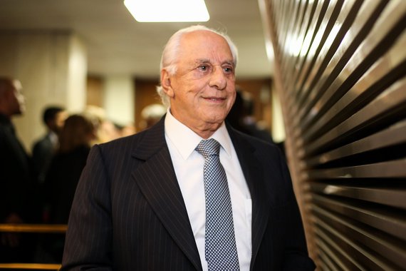 "O advogado José Yunes deixou o cargo de assessor especial no Palácio do Planalto para proteger o presidente da República. Yunes é um dos melhores amigos de Michel Temer e sempre foi um conselheiro importante do peemedebista", diz o jornalista Kennedy Alencar; "O gesto de Yunes também pode inspirar outros auxiliares próximos a Temer citados por Melo Filho e que estão balançando nos cargos, como o ministro da Casa Civil, Eliseu Padilha, e o secretário do Programa de Parcerias de Investimento, Moreira Franco"