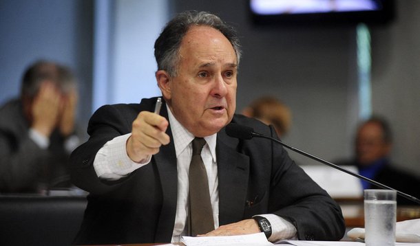 Senador que deixou o PT há pouco mais de dez anos e foi ministro da Educação no governo Lula, Cristovam Buarque (PDT-DF) avalia que o "fracasso" do governo Dilma se deve principalmente a erros cometidos pela presidente em seu governo, que está em "fase terminal"; para ele, "a grande culpa é do PT" para o governo ter chegado nesse estado; "O PT se autoassassinou por recusar o mérito nos seus dirigentes", diz, em entrevista à BBC Brasil; senador está prestes a deixar também o PDT, que para ele virou um "puxadinho do PT"