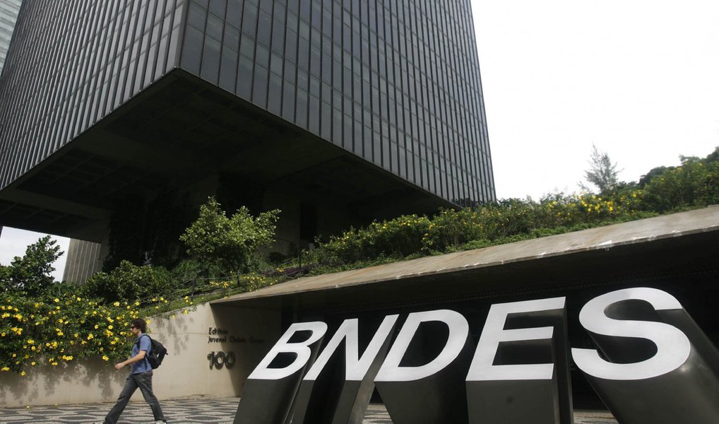 Desembolsos do Banco Nacional de Desenvolvimento Econômico e Social (BNDES) alcançaram R$ 18,1 bilhões nos primeiro trimestre deste ano, com queda de 46% na comparação com o mesmo período do ano passado; no primeiro trimestre de 2015, os recursos liberados pela instituição somaram R$ 33,3 bilhões, 24% menos que o registrado no acumulado janeiro/março de 2014; no acumulado dos últimos 12 meses, os desembolsos atingiram R$ 120,75 bilhões, um recuo de 32% sobre igual período anterior
