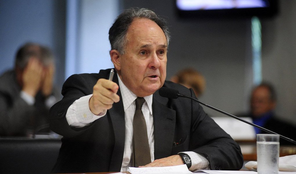 Senador que deixou o PT há pouco mais de dez anos e foi ministro da Educação no governo Lula, Cristovam Buarque (PDT-DF) avalia que o "fracasso" do governo Dilma se deve principalmente a erros cometidos pela presidente em seu governo, que está em "fase terminal"; para ele, "a grande culpa é do PT" para o governo ter chegado nesse estado; "O PT se autoassassinou por recusar o mérito nos seus dirigentes", diz, em entrevista à BBC Brasil; senador está prestes a deixar também o PDT, que para ele virou um "puxadinho do PT"